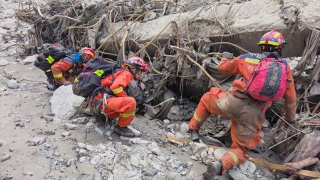 Rescatistas trabajan en zona de alud entre Nepal y China.