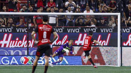 Gilberto Mora le marcó dos goles anoche a Keylor Navas, portero de los Pumas de la UNAM