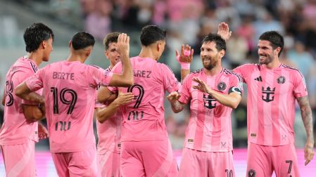 Jugadores del Inter Miami felicitando a Messi por sus cuatro goles