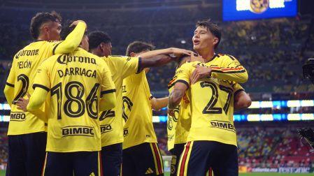 El festejo de Ícaro da Conceicao con sus compañeros tras su gol en el primer tiempo
