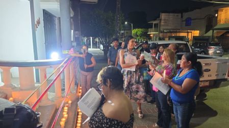Familiares y amigos acompañaron a Alejandra Quintos en un rosario frente a la Academia Doenitz, a 45 días del asesinato de su hija Dafne Zapata.