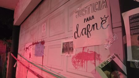 Familiares y amigos acompañaron a Alejandra Quintos en un rosario frente a la Academia Doenitz, a 45 días del asesinato de su hija Dafne Zapata.