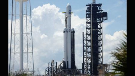 Nave de SpaceX con el telescopio Roman en Cabo Cañaveral.