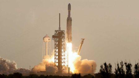 Momento del despegue de la nave Falcon Heavy de SpaceX que transporta el telescopio Roman.