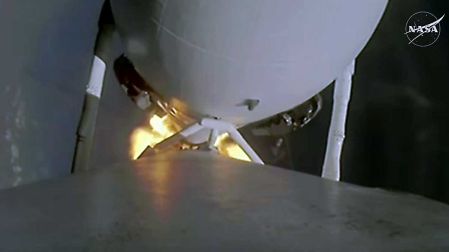 Separación de la nave Falcon Heavy de SpaceX del cohete que la impulsó desde la Tierra.