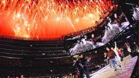 Fan intenta subir al escenario BTS
