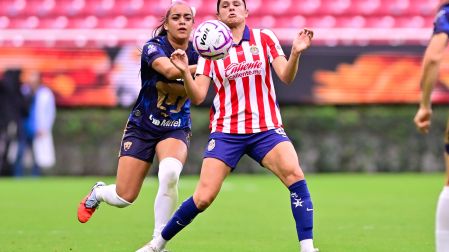 Jugadoras de Chivas y Pumas disputando el balón