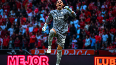 Hugo González celebrando el gol