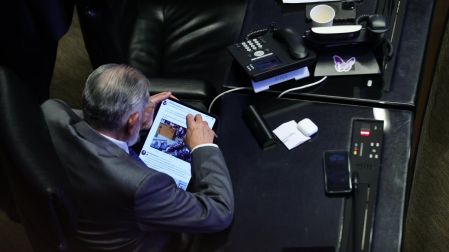 En la sesión del Senado, Adán Augusto López fue captado en su escaño consultando posts en X y viendo futbol.