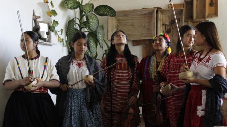 Mujeres indígenas de Oaxaca presentan concierto de música experimental en Bellas Artes