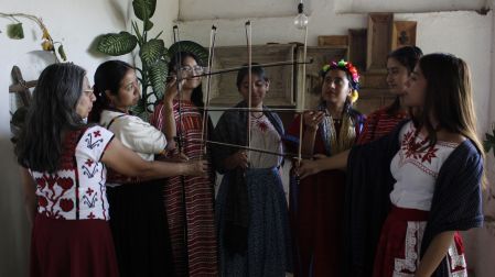 Mujeres indígenas de Oaxaca presentan concierto de música experimental en Bellas Artes