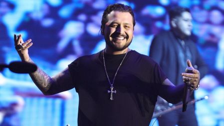 El equipo de Christian Nodal pidió a sus fans evitar la compra de boletos.
