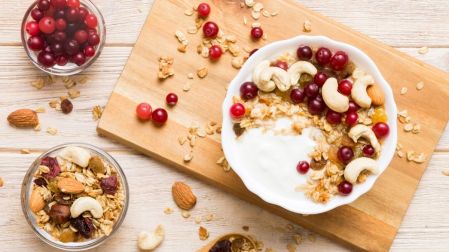 Sencilla granola casera con nueces, más saludable que la del súper