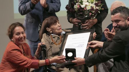 La escultora Geles Cabrera recibió la Medalla Bellas Artes en la categoría de Artes Visuales.