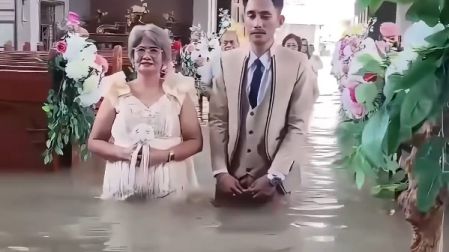 Leian Lieza Galang y Gilbert Chico celebraron su boda en una iglesia inundada en Bulacán, Filipinas.
