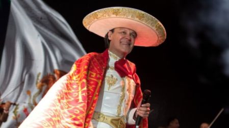 ¿Por qué Pedro Fernández se cambió el apellido?