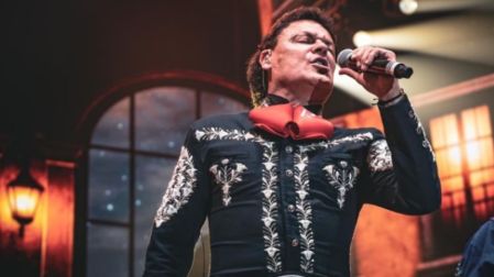 ¿Por qué Pedro Fernández se cambió el apellido?