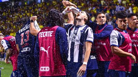 ¿Qué se tomó Lucas Ocampos en su festejo del empate 2-2? El jugador de Monterrey atrapó un vaso con líquido y lo ingirió