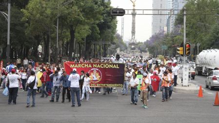 Integrantes de la Unión Nacional de Maquineros marchan