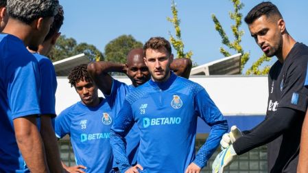 Santiago Gimenez ya completó sus primeros entrenamientos con su nuevo equipo, así que está en la rampa para debutar el viernes.
