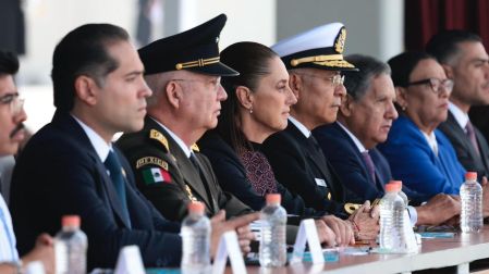 Toma de perfil del presídium principal en el Heroico Colegio Militar de Tlalpan, mostrando a Claudia Sheinbaum junto al General Ricardo Trevilla y otros funcionarios y mandos militares escuchando la ceremonia.