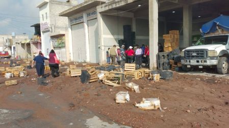 Fuga de agua deja socavón y causa destrozos en centro de abastos de Hidalgo