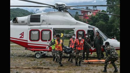 Equipos de rescate de Nepal trasladan el cuerpo de una víctima del deslave.