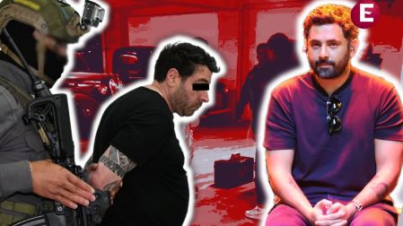 Diego Sebastián "N", custodiado por un agente de seguridad, junto a la fotografía de Jonathan Samuel Meléndez, tecladista de Camilo Séptimo asesinado por una disputa comercial.