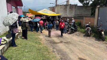 Familiares y conocidos esperan el cuerpo del jugador de Piratas FC
