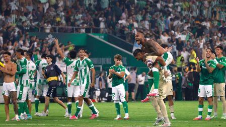 El Betis celebró con sus aficionados el triunfo sobre el Real Madrid