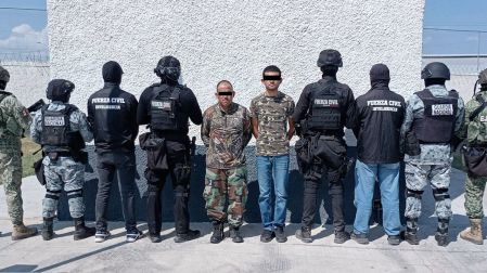 El primer dispositivo se ejecutó en la colonia Pablo de los Santos, en donde los elementos detectaron una camioneta BMW con placas de Texas