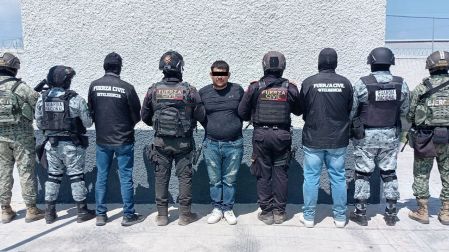 El primer dispositivo se ejecutó en la colonia Pablo de los Santos, en donde los elementos detectaron una camioneta BMW con placas de Texas
