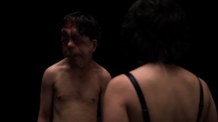 Scarlett Johansson enfrenta una amenaza extraterrestre en Under the skin.