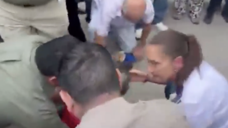 Una mujer de la tercera edad se desvaneció al intentar saludar a la presidenta Claudia Sheinbaum durante su visita en San Luis Potosí.