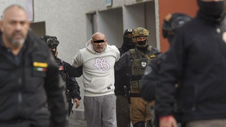 TOLUCA, ESTADO DE MÉXICO, 04SEPTIEMBRE2026.- Diego Sebastián “N” y Gerardo “N”, presuntos implicados en el multihomicidio de Atizapán, donde perdieron la vida Jonathan Meléndez, tecladista de Camilo Séptimo, su esposa embarazada, su pequeña hija de 3 años, una joven trabajadora y su mascota, fueron trasladados del Complejo Central de la Fiscalía General de Justicia del Estado de México (FGJEM) al Centro de Reinserción Social de Barrientos en Tlalnepantla. FOTO: CRISANTA ESPINOSA AGUILAR/CUARTOSCURO.COM