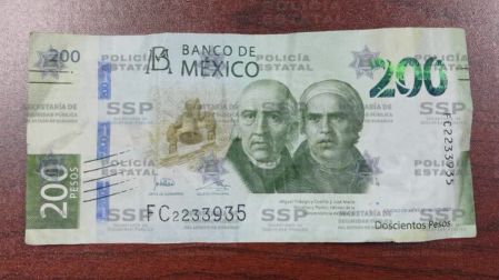 La empleada de la tienda de inmediato pidió ayuda a través del 911 y llegaron elementos de la Policía Estatal quienes se dieron a la tarea de buscar a la mujer
