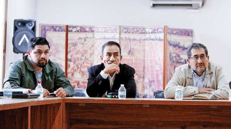 César Cravioto, a la derecha, en reunión con afectados por delito de despojo en BJ.