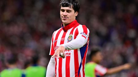 Diego Campillo celebrando una anotación con Chivas