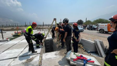 Elementos de Protección Civil Santa Catarina rescataron al lesionado con equipo de cuerdas