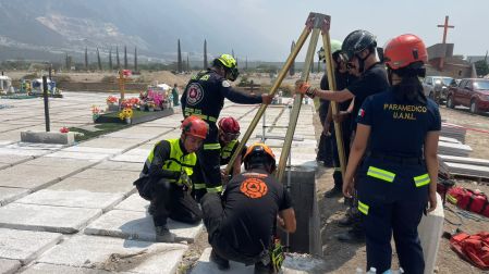 Elementos de Protección Civil Santa Catarina rescataron al lesionado con equipo de cuerdas