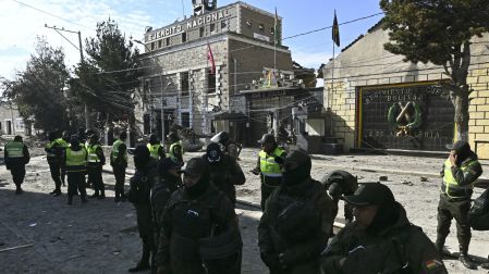 Viviendas cercanas al recinto militar sufrieron ventanas rotas y techos removidos por la explosión.