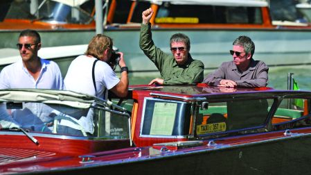 Los hermanos Gallagher hicieron una entrada muy particular, muy a su estilo: en taxi acuático.