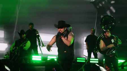 Integrantes de Fuerza Regida en concierto de BTS