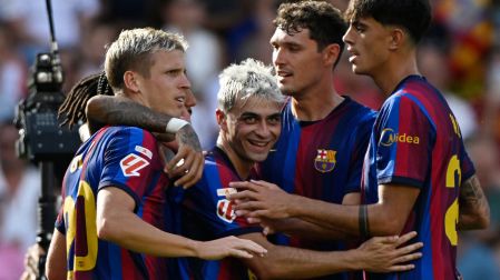 Barcelona goleó al Valencia para mantener el paso perfecto en cuatro fechas.