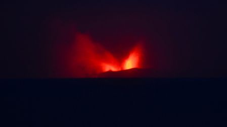 Volcán Anak Krakatau hizo erupción