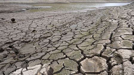 A view of Los Laureles reservoir with low water levels in Tegucigalpa on September 2, 2026. The Honduran government on August 19, 2026, placed 80 percent of the country, including the capital, on drought alert as El Nino scorches harvests and causes livestock to die of thirst. The measures taken by the government covers 234 municipalities (out of a total of 298) that have been affected by low reservoir levels, crop losses, and livestock deaths, threatening food security. (Photo by Orlando SIERRA / AFP)