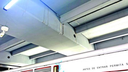 Debajo del Jardín Elevado se observaron marcas de humedad.