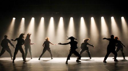La compañía francesa MazelFreten presentará, por primera vez en México, la pieza inmersiva 'Rave Lucid México', bajo la dirección y coreografía de Brandon Masele y Laura Defretin.