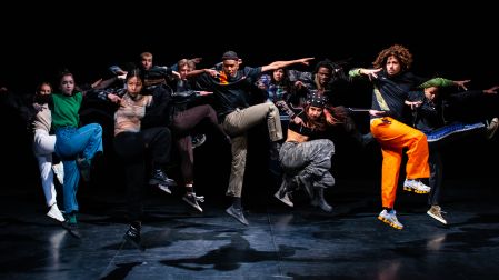 La compañía francesa MazelFreten presentará, por primera vez en México, la pieza inmersiva 'Rave Lucid México', bajo la dirección y coreografía de Brandon Masele y Laura Defretin.