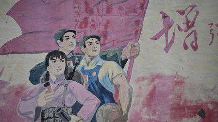 Imágenes muestran estatuas, murales y recuerdos de Mao Zedong en Nanjie y otras localidades de China vinculadas a la era maoísta.